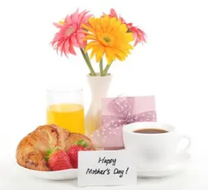 mothers-day-breakfast-in-bed-with-flowers-and-note mothers day breakfast with flowers and card