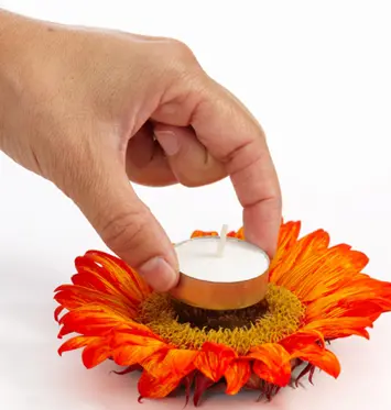 sunflower crafts with fitting tea light into sunflower