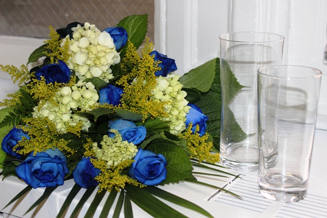 Una foto de los regalos del Día del Padre con flores y jarrones.