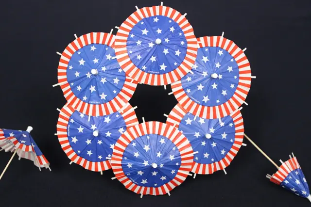 4th of July Wreath with arranging toothpick umbrellas