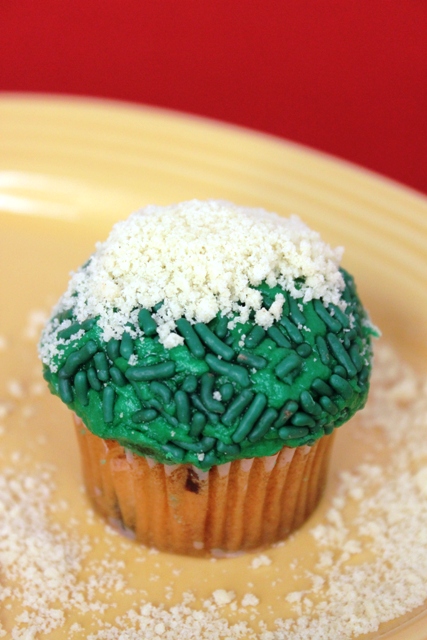 Mini Father's Day Cupcake With Cookie Crumb Sand Bunker