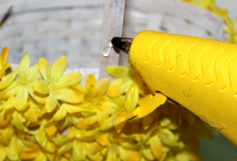 floral-diy-easter-basket_glue-handle