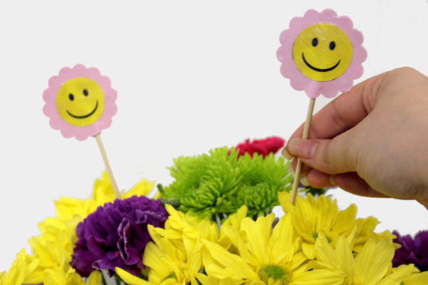 diy-smiley-face-flower-pick-arrange