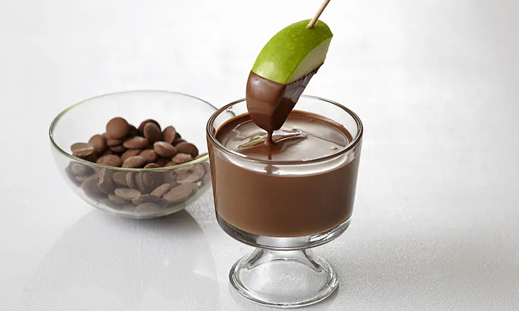 chocolate-covered-apples-dipping