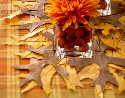 How To Create a DIY Autumn Leaf Table Runner