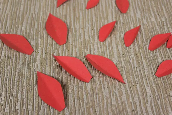 how-to-make-paper-poinsettias-petals