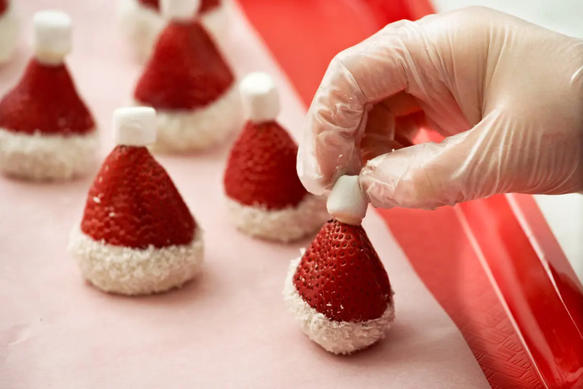 santa-hat-strawberries-diy-5