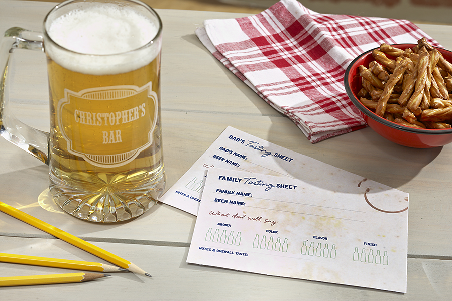 una foto de manualidades del día del padre con cerveza, pretzels y una ficha de degustación de cerveza