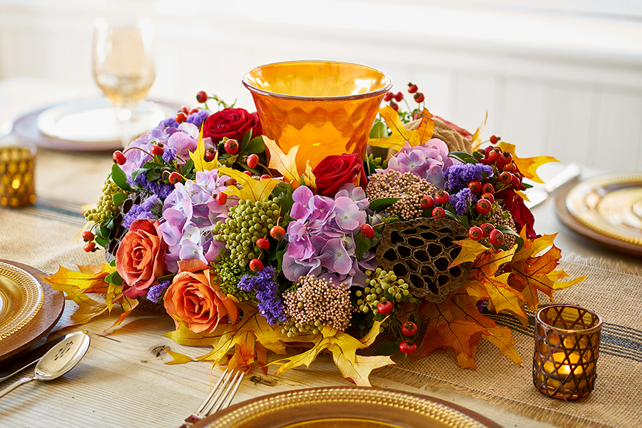 Ideas de centro de mesa de acción de gracias con centro de mesa floral de corona de otoño completo