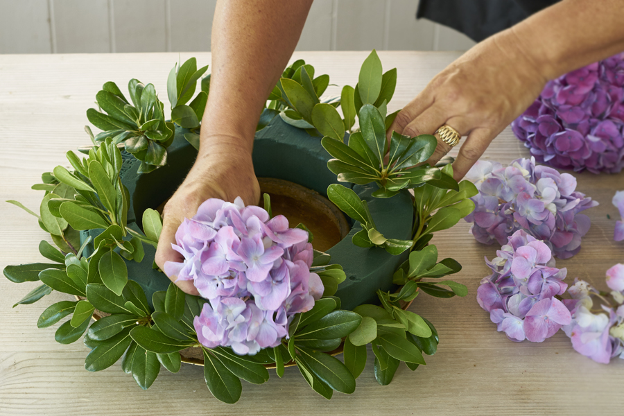 Ideas de centro de mesa de Acción de Gracias con la adición de hortensias