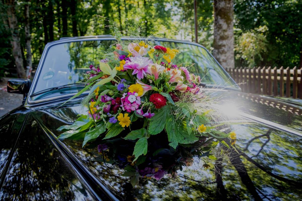 Wedding car flowers decoration hi-res stock photography and images