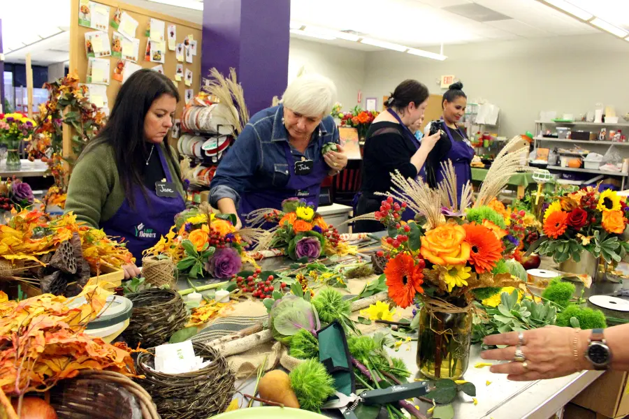 Julie helping the bloggers work on their centerpieces