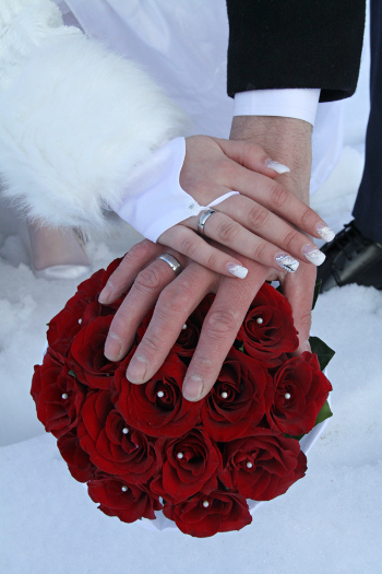 red-winter-wedding-flowers-roses