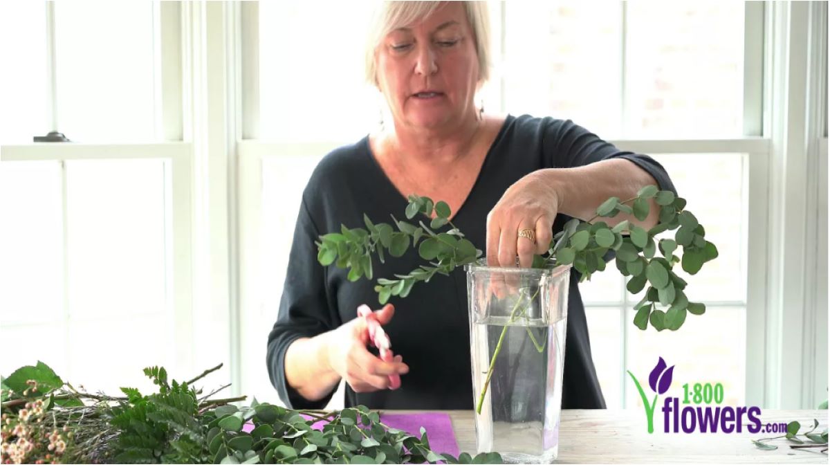 How to Arrange Roses in a Vase
