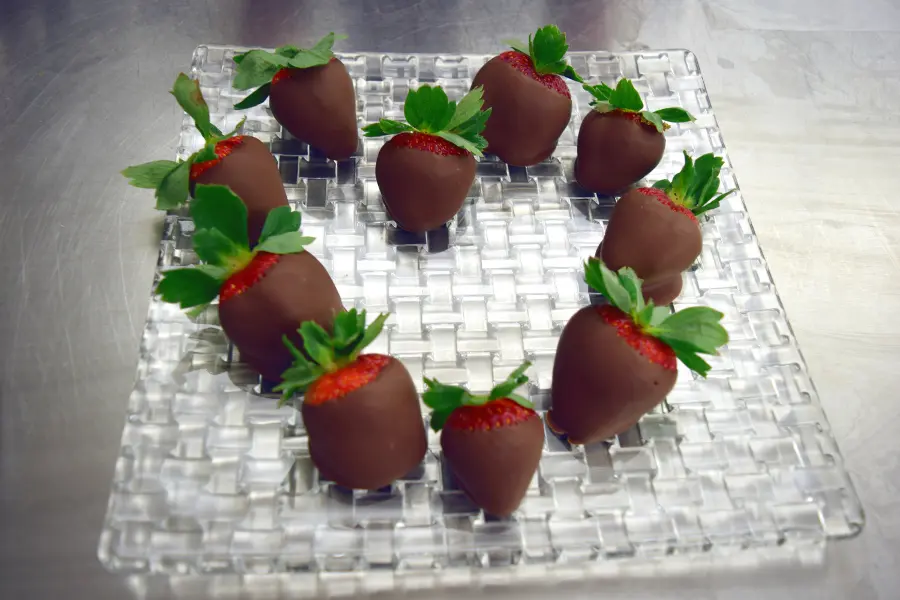 chocolate-covered-strawberries-heart-shaped