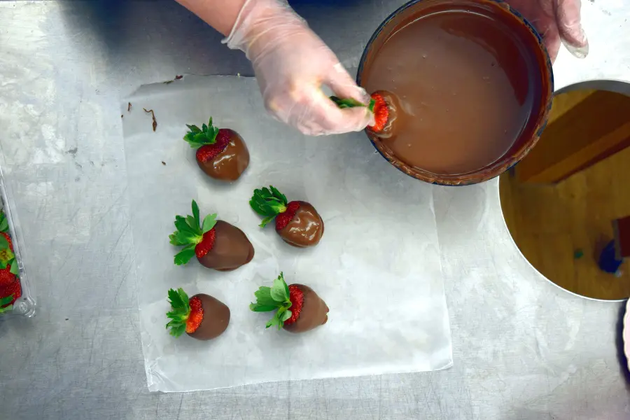 chocolate-covered-strawberries-top-down-view