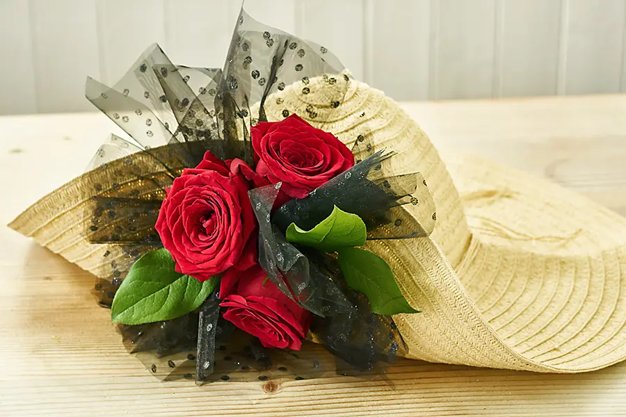 flowers-on-kentucky-derby-hat-roses-leaves-pouf