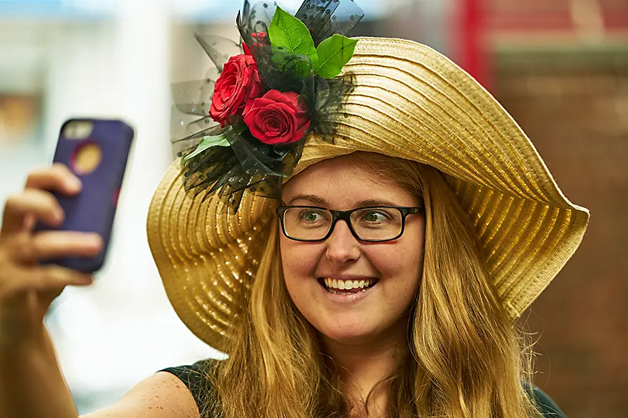 kentucky-derby-flower-hat-selfie