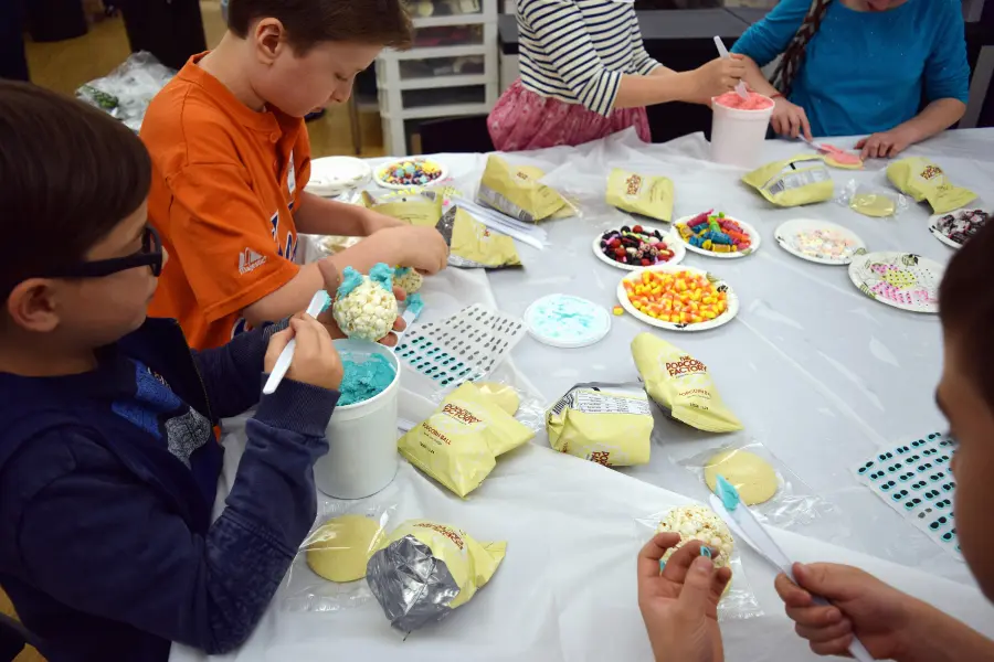 kids-decorating-popcorn-balls