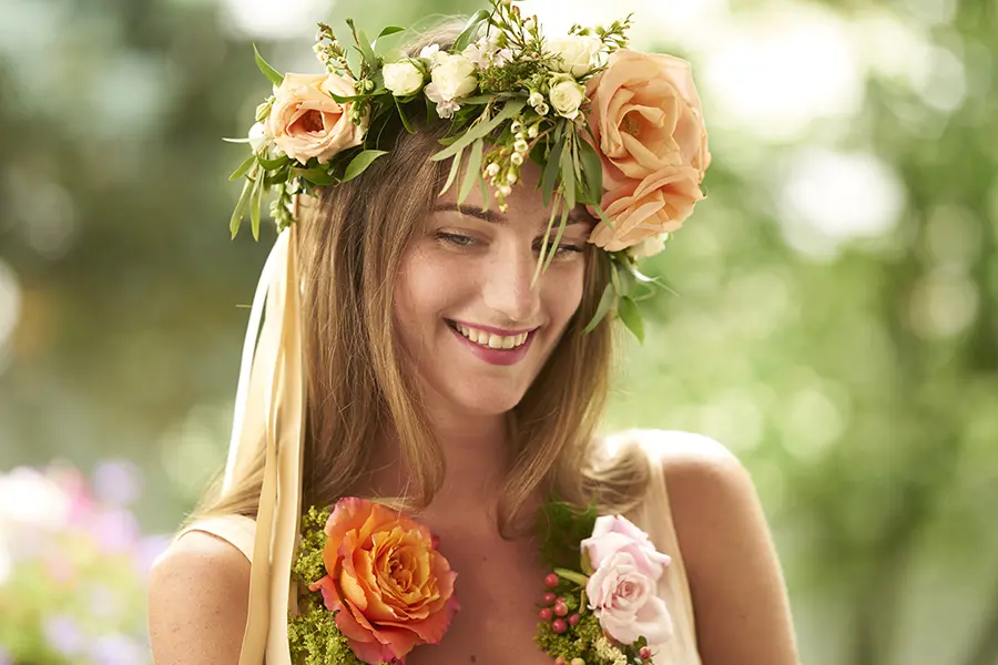 a photo of a floral necklace: flower crown and necklace