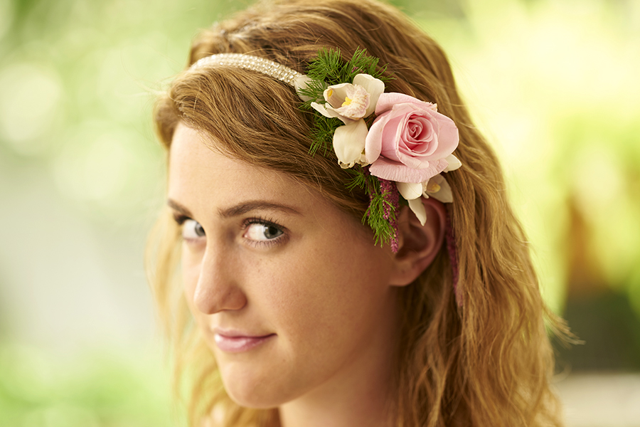 a photo of a floral necklace: flower headband