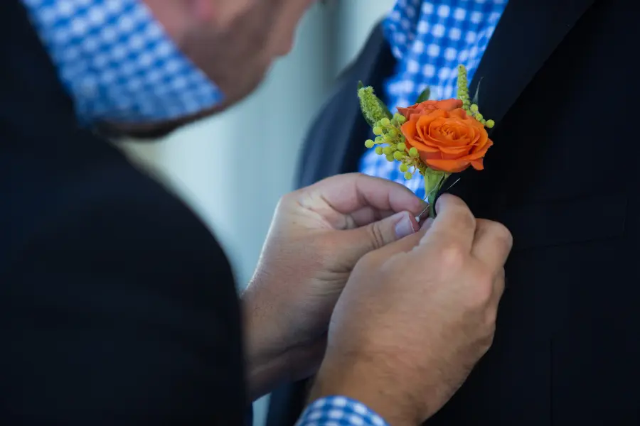 groomsmen-boutonnieres