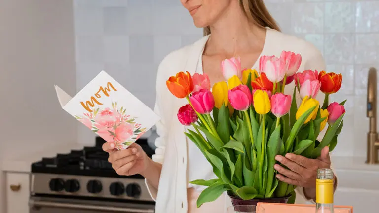 happy birthday mom quotes mom reading card with tulips