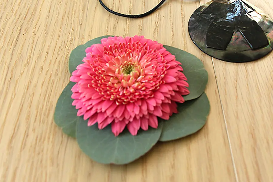 add flower to leaves