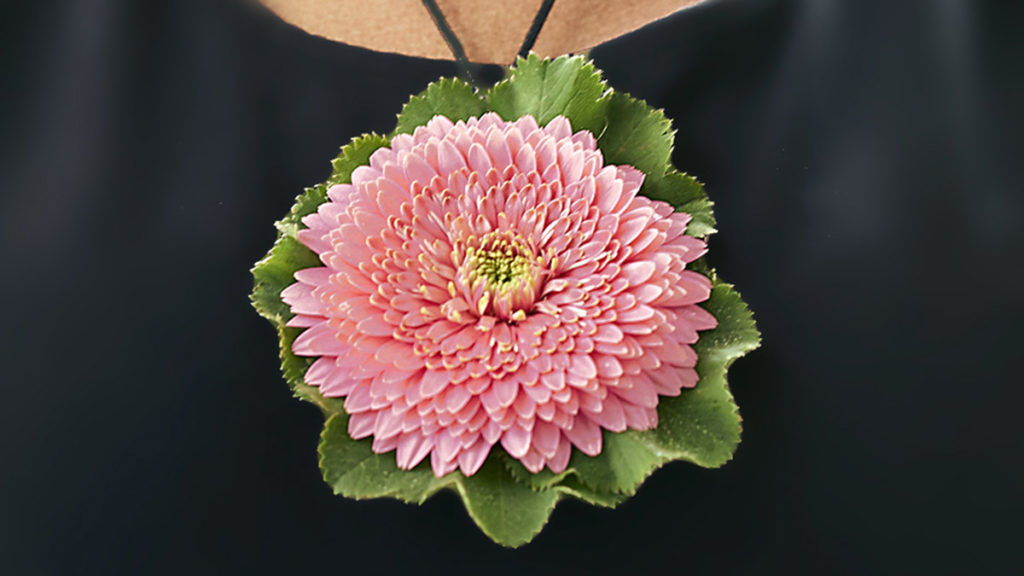a photo of a pendant flower necklace