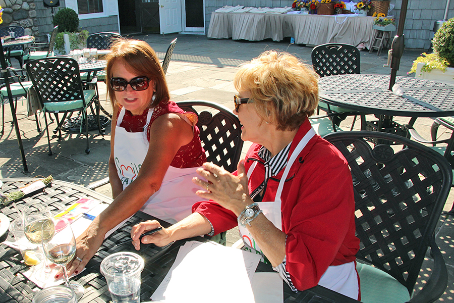 ladies-talking-and-drinking-wine