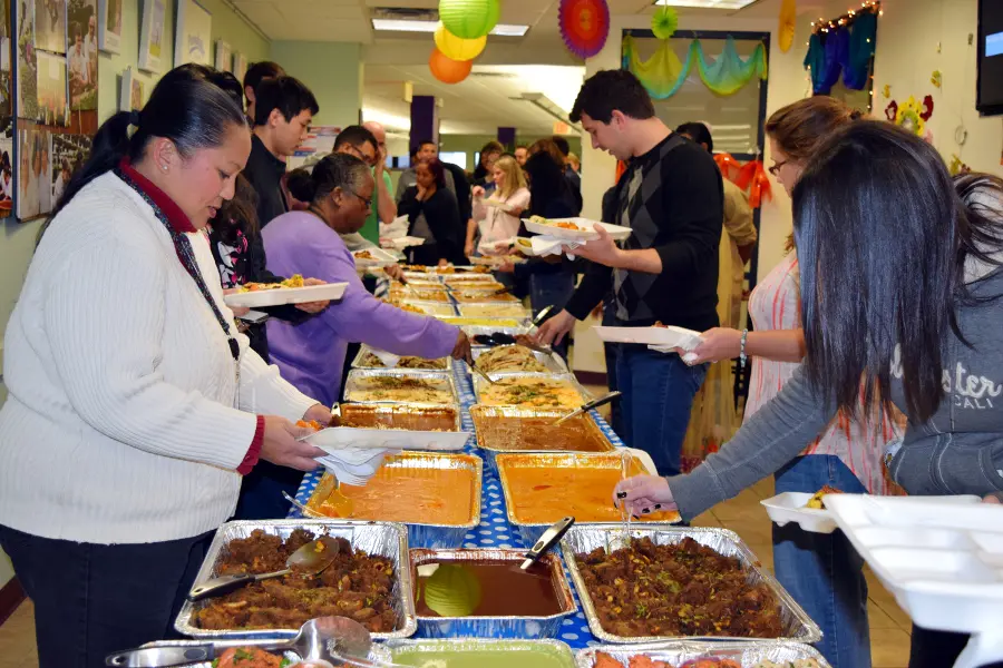 serving-food-diwali