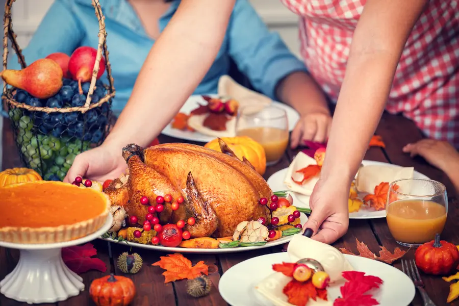 11 Thanksgiving Gift Ideas for Family & Hosts