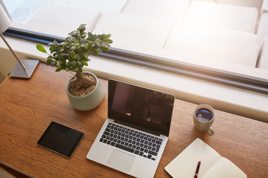 https://www.flowers.com/blog/wp content/uploads///Desk with laptop and plants