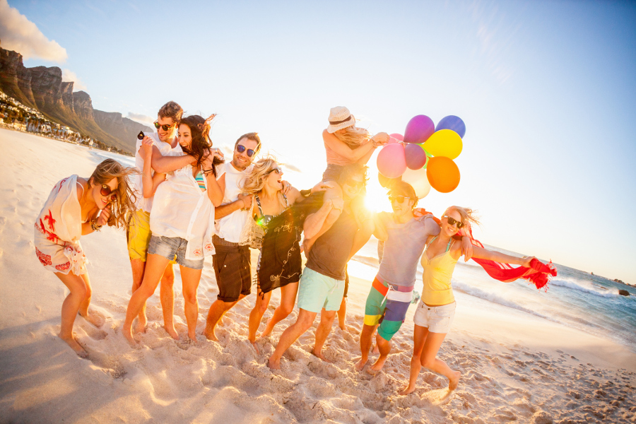 cumpleaños de verano con jóvenes celebrando en una playa