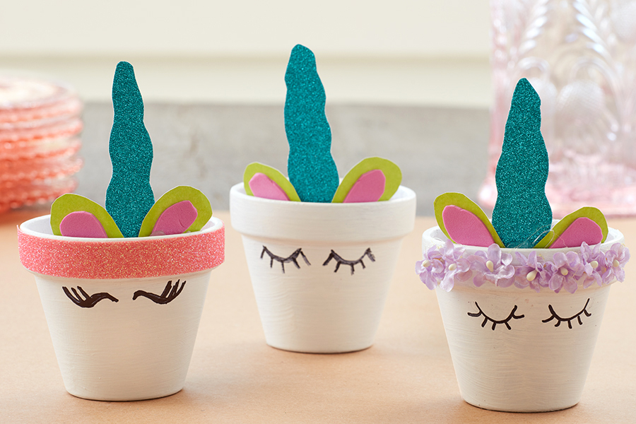 Decoraciones de unicornio con mini maceteros de unicornio con bordes adornados.