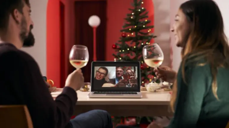 7 Tips for Staying Connected to Loved Ones This Holiday Season
