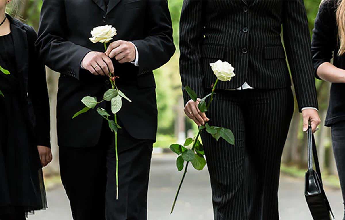 Guide to different styles and types of funeral flowers