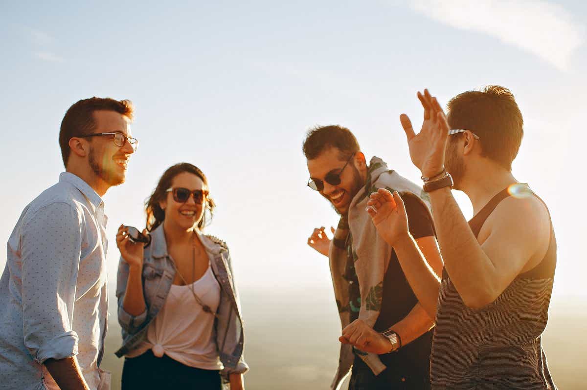 Resoluciones de año nuevo con amigos riendo.