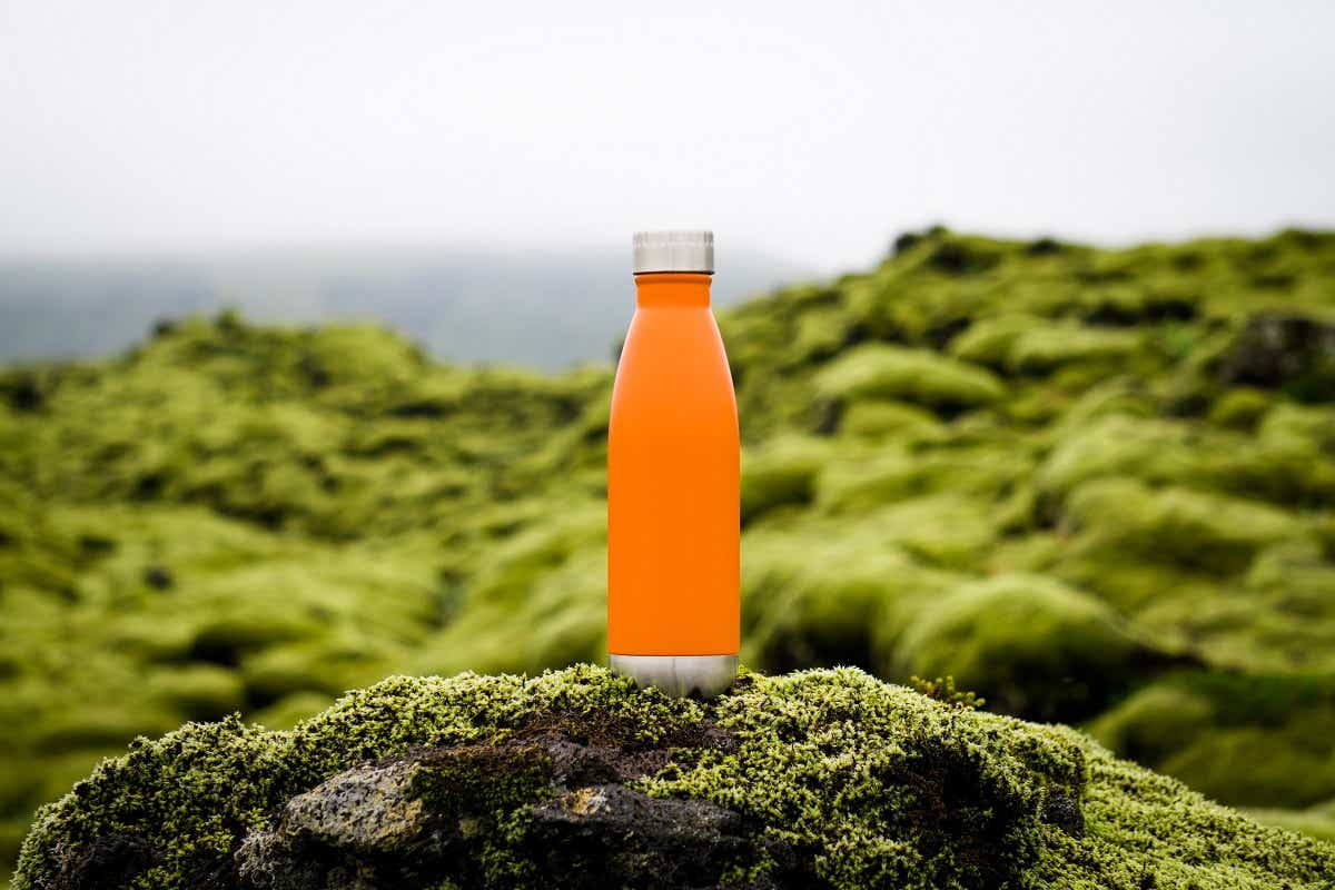 Resoluciones de Año Nuevo con botella de agua en la montaña