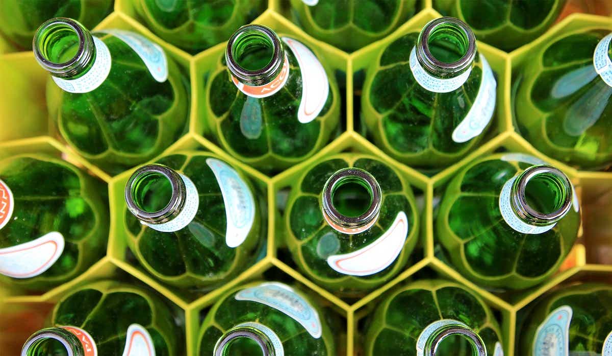 Resoluciones de año nuevo con botellas recicladas