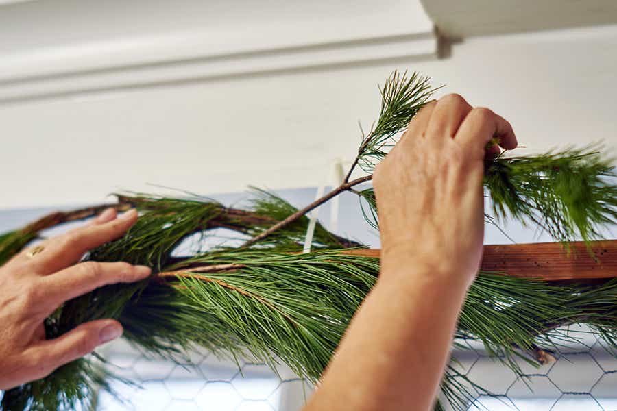 diy photo display Garland on frame