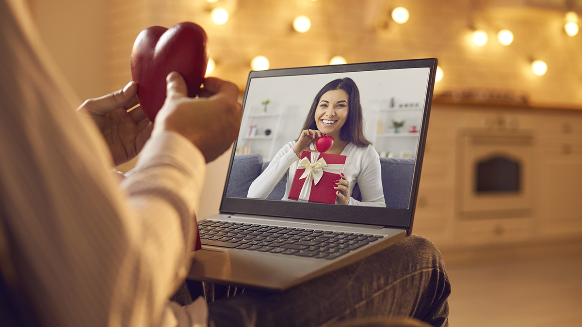 Consejos para el día de San Valentín para hombres con mujeres sosteniendo un regalo en la pantalla de la computadora portátil