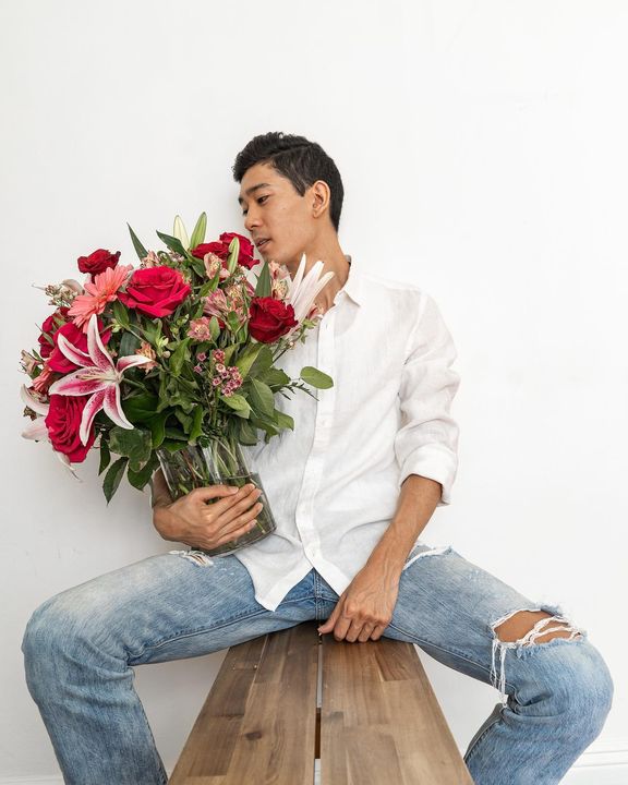Consejos de San Valentín para chicos con Jeff Yamazaki con flores