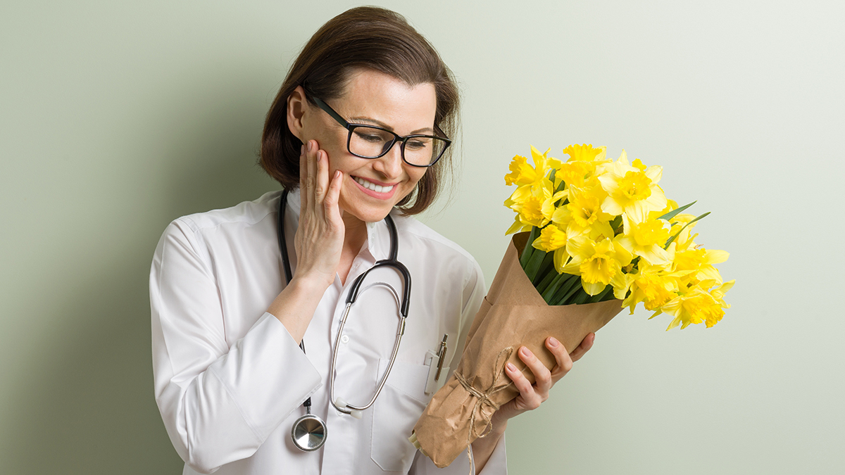 una foto de la semana nacional de las enfermeras: enfermera con flores amarillas