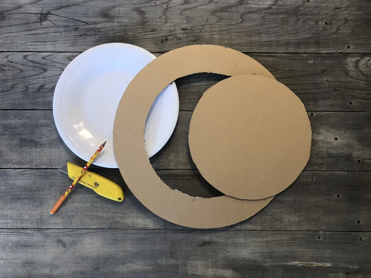 DIY Memorial Day Crafts with cardboard circle cutout