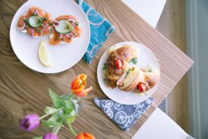 Prepare dos platos para el brunch del Día de la Madre.