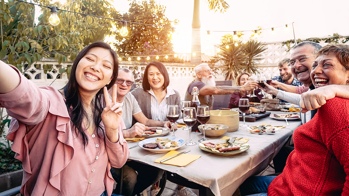 Family reunion ideas with eating dinner outside