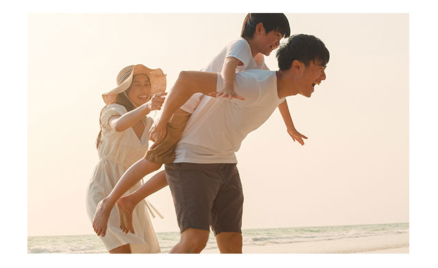 https://www.flowers.com/blog/wp content/uploads///Family on the Beach