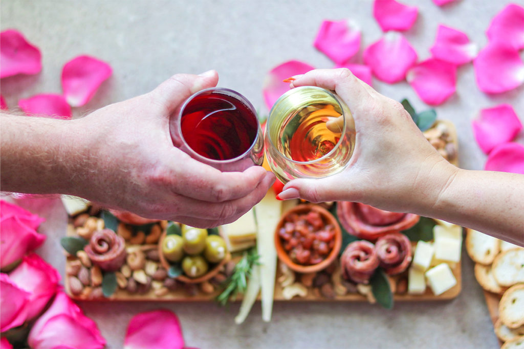 Foto de tabla de salchichas con vino y tabla de salchichas