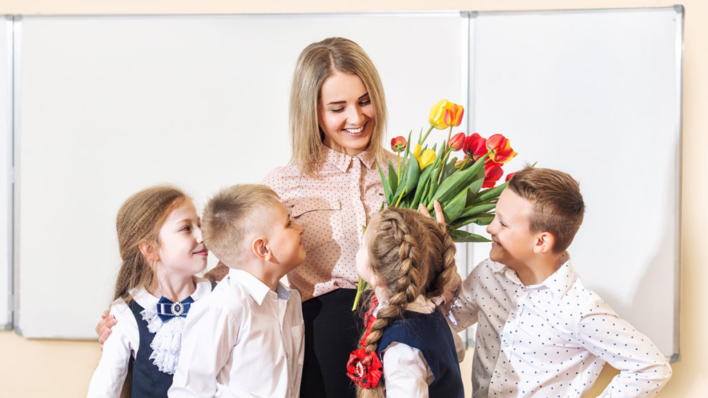 teacher gifts with students giving teacher flowers